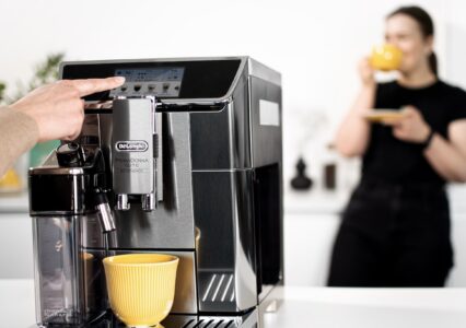 Ekspresy DeLonghi to włoska sztuka parzenia kawy na każdą kieszeń