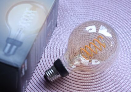 Philips Hue White Filament Globe – smart żarówka do dekoracji domu [mini recenzja]