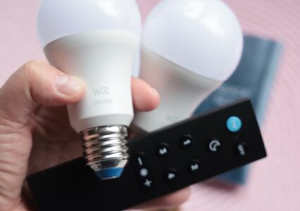 Zestaw WiZ LED A60 x2 z pilotem na dobry początek smart home – recenzja