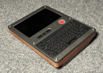 Ten amatorski cyberdeck jest niesamowity. Raspberry Pi 5, drewno, brąz i kupa zabawy