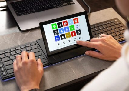 Tetra Keyboard od Mobile Pixels – magnetyczna, 3-elementowa klawiatura z wyświetlaczem i konsolą skrótów