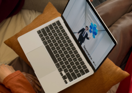 Rewolucyjny, tani MacBook zadebiutuje w marcu. Procesor z iPhone’a, kolorowe obudowy i ta cena!