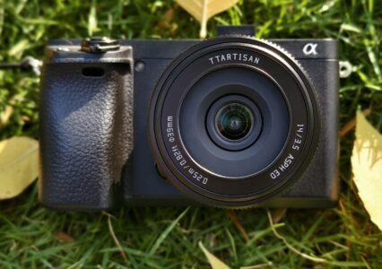 Tego metalowego naleśnika będziemy zazdrościć użytkownikom aparatów Sony z matrycami APS-C. Premiera TTArtisan AF 14mm F3.5 ASPH ED Pancake