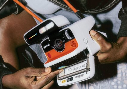 Wygląda jak kultowa 600-tka, a to nowy Polaroid Flip z sonarem i potężnym flashem