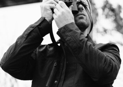 AETHER + LEICA Reporter Jacket Monochrome – kurtka od fotografów dla fotografów, która chłonie przygodę