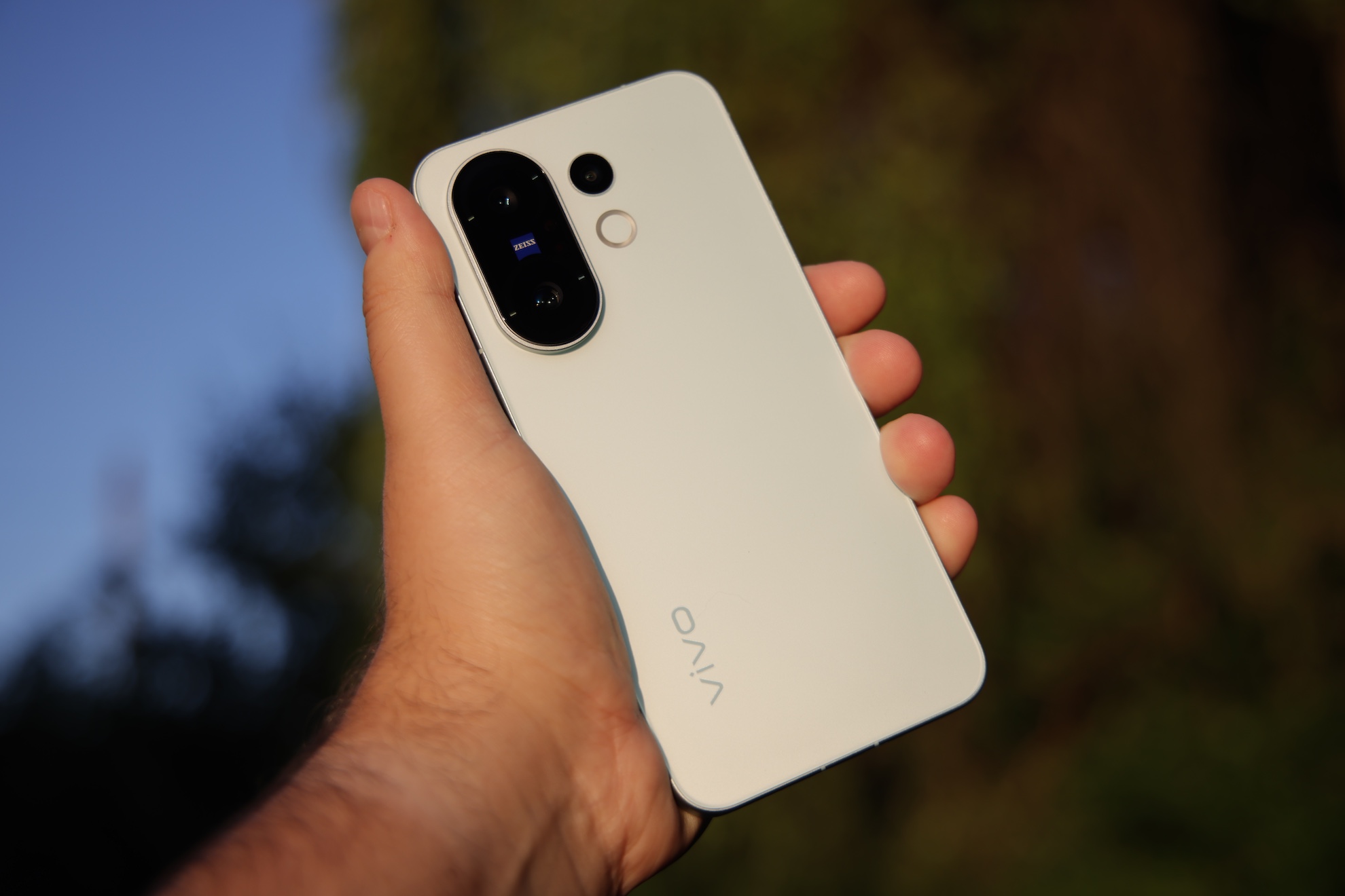 Nowe vivo X200 FE już w naszych rękach. Kompaktowa obudowa, rewelacyjny aparat ZEISS i fenomenalnie duży akumulator 61 vivo X200 FE