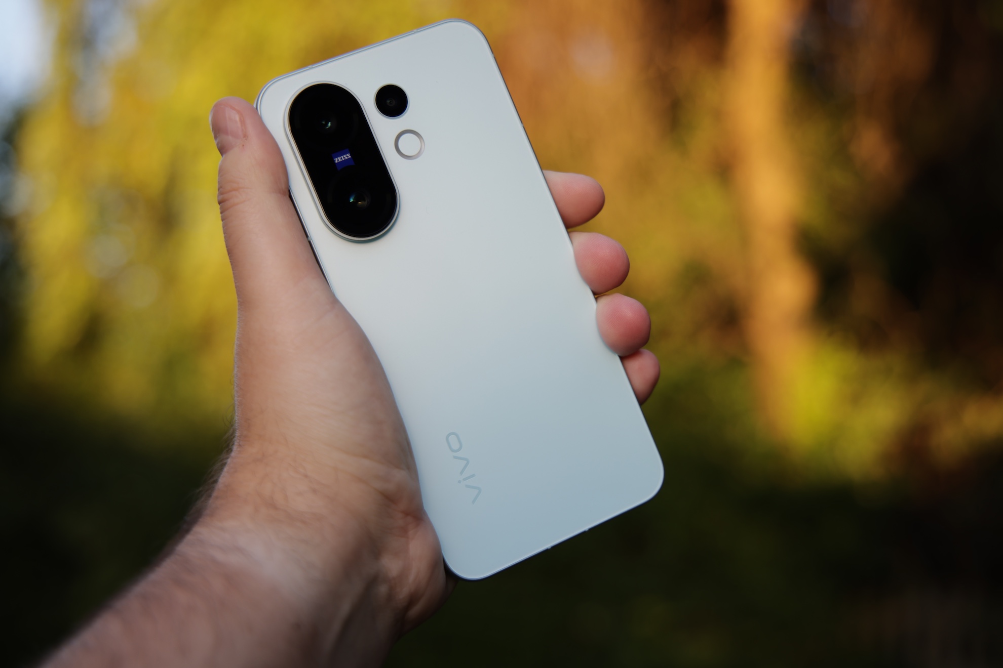 Nowe vivo X200 FE już w naszych rękach. Kompaktowa obudowa, rewelacyjny aparat ZEISS i fenomenalnie duży akumulator 34 vivo X200 FE