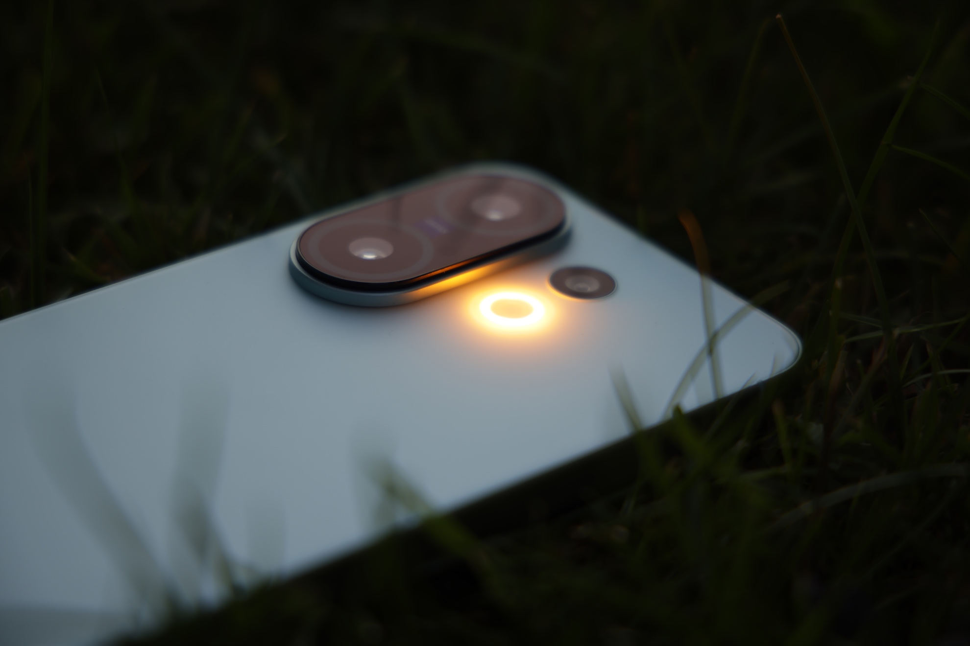 Nowe vivo X200 FE już w naszych rękach. Kompaktowa obudowa, rewelacyjny aparat ZEISS i fenomenalnie duży akumulator 56 vivo X200 FE