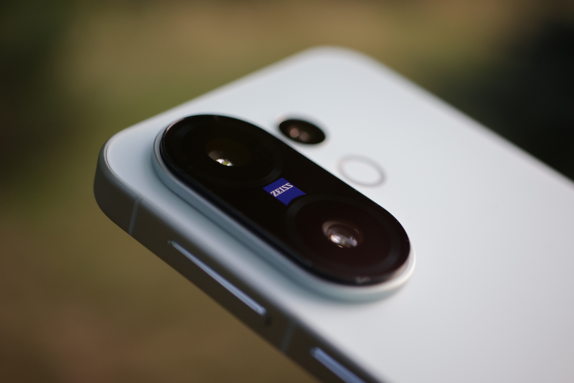 Nowe vivo X200 FE już w naszych rękach. Kompaktowa obudowa, rewelacyjny aparat ZEISS i fenomenalnie duży akumulator 54 vivo X200 FE