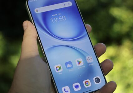 Nowe vivo X200 FE już w naszych rękach. Kompaktowa obudowa, rewelacyjny aparat ZEISS i fenomenalnie duży akumulator