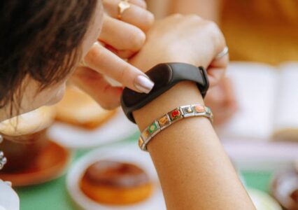 Amazon kupił Bee. Asystenta AI z ciągłym nasłuchem w postaci opaski na rękę