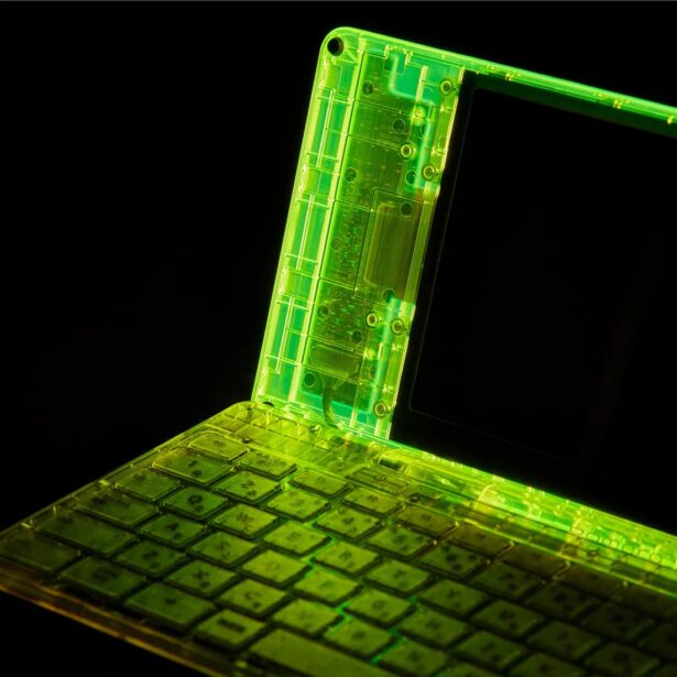 Pomera DM250XYZ w przeźroczystym fiolecie, to marzenie, każdego kto żyje z pisania 13 Pomera DM250XY w kolorze Crystal Neon Yellow. Ale to wygląda!
