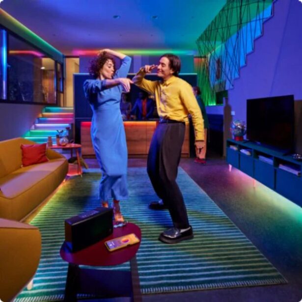 Na żółto i na niebiesko! Testujemy akcesoria od firmy Wiz. To lampa podłogowa gradient i taśmy LED do TV