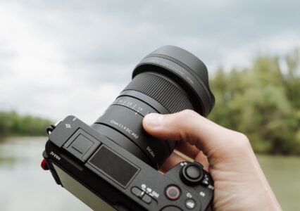Sigma pokazała 12 mm F1.4 DC | Contemporary – najszerszy na świecie obiektyw dla bezlusterkowców APS-C z przysłoną F1.4 