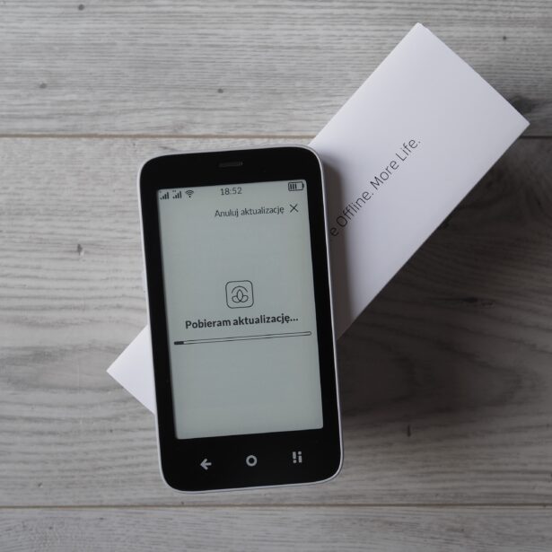 Meadow - antysmartfon, który zastępuje Twoje urządzenie tylko wtedy kiedy chcesz. Ma ważne apki i klonuje numer telefonu 19 Mudita Kompakt dostaje nawigację GPS i mnóstwo poprawek, ale czy to wystarczy, by zastąpić zwykły smartfon?