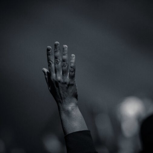 Protest podniesiona w górę dłoń