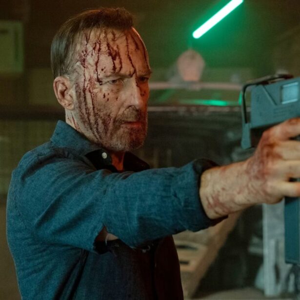 Niebezpieczny Saul Goodman na wakacjach. Recenzja filmu Nikt 2