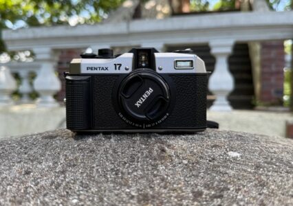 Pentax 17: jedna świetna i jedna frustrująca rzecz. Garść pierwszych wrażeń