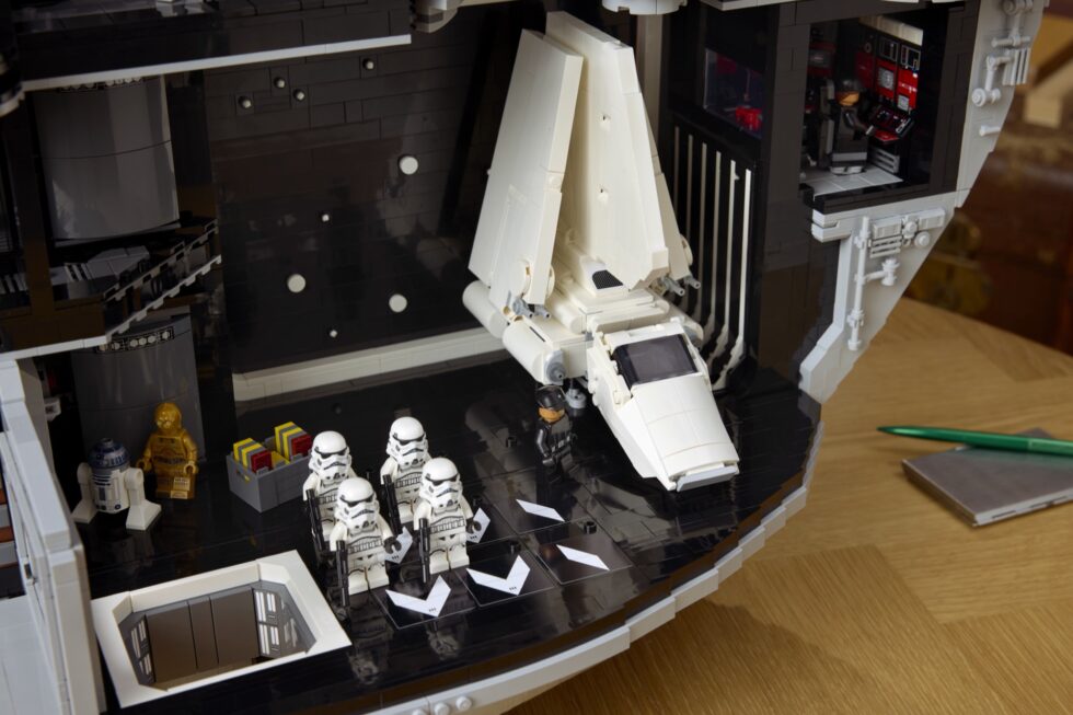 Ogromna Gwiazda Śmierci z LEGO już jest! Ma 38 minifigurek i ponad 9 000 klocków 11 75419 Lifestyle Build 04
