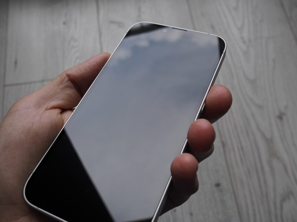 Pół roku z iPhone’em 16e: czy Ceramic Shield naprawdę chroni ekran? 11 iPhone 16e ekran po 6 miesiącach bez dodatkowego szkła