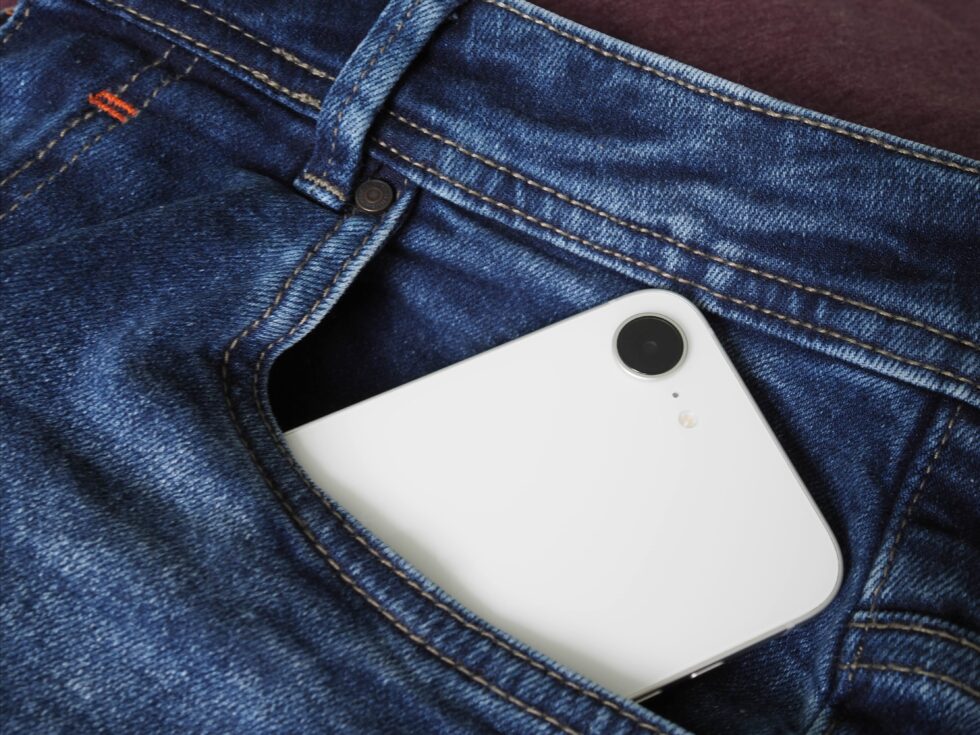 Pół roku z iPhone’em 16e: czy Ceramic Shield naprawdę chroni ekran? 9 iPhone 16e biały