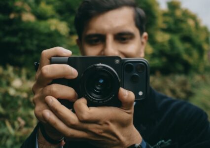 Debiutuje Camera Intelligence Claira — aparat z matrycą Mikro 4/3, edytorem Google Nano Banana AI i Twoim smartfonem zamiast wyświetlacza