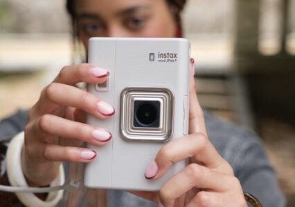 Fujifilm prezentuje Instax mini LiPlay+. Nowy model zapisuje dźwięk na zdjęciach i ma drugi aparat do selfie