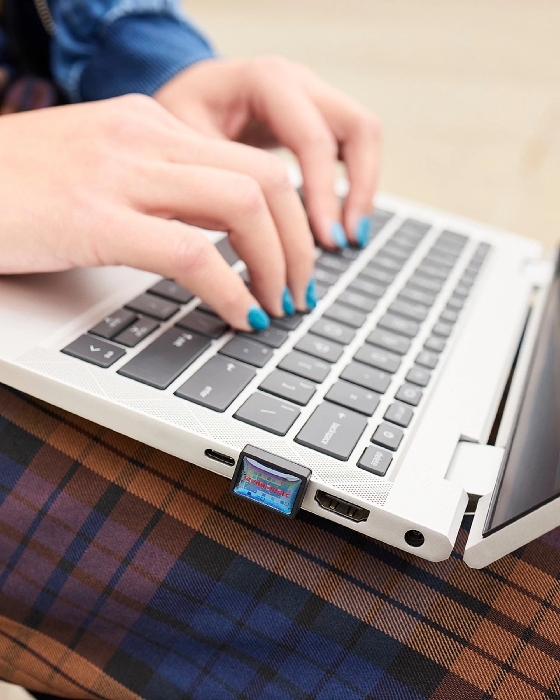 Niedawno pisałem o tym, że Sandisk poszedł na współpracę z kultowym producentem kredek Crayola. W wyniku tego powstały zabawne dyski, które wyglądały jak kredki świecowe. Teraz firma prezentuje SANDISK Extreme Fit USB-C - następną nowość to malutki pendrive o wielkiej pojemności i znowu... małej cenie! SanDisk ostatnio pochwalił się całkiem dobrymi wynikami za ubiegły kwartał. Oprócz tego prezentował w nim kilka ciekawych produktów, które bez wątpienia przykuwały uwagę klientów — parametrami, ceną lub wyjątkowym designem. Kolejną nowością jest pendrive, który zaskakuje rozmiarami, pojemnością i ceną! SANDISK Extreme Fit USB-C 