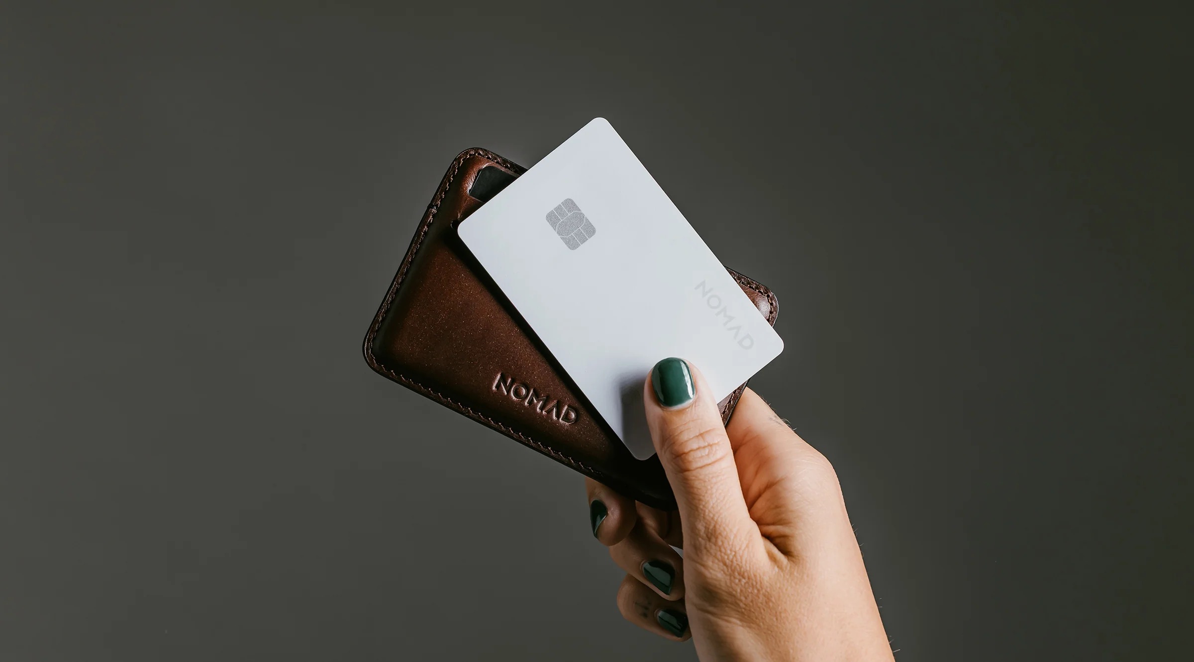 Nomad Tracking Card Pro to lokalizator jak metalowa karta bankomatowa. Ma rekordowy czas pracy 5 Nomad Tracking Card Pro