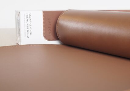 Komfort przede wszystkim – recenzja podkładki z wegańskiej skóry Satechi Vegan Premium Desk Mat