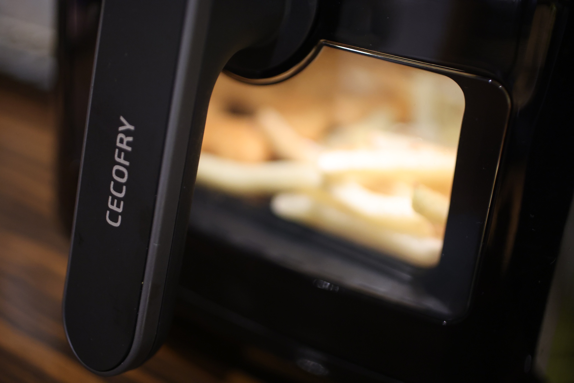 Prezentownik dla każdego i w świetnych cenach z wideorejestratorami Prido, Air Fryerem i lokówką Cecotec oraz drogowym hitem od TomTom 33 Cecocec Cecofry Fantastik Windows 5500