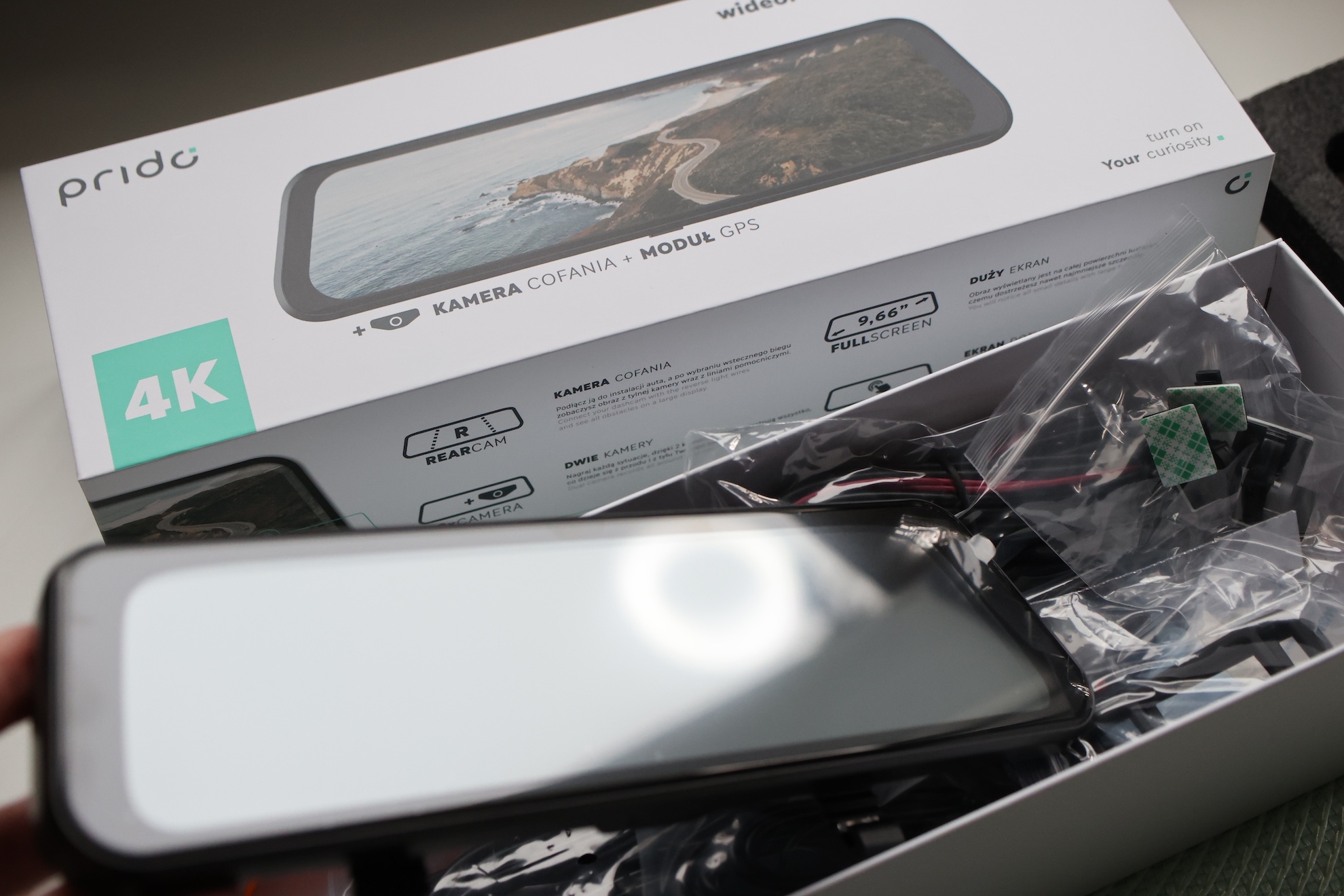 Prezentownik dla każdego i w świetnych cenach z wideorejestratorami Prido, Air Fryerem i lokówką Cecotec oraz drogowym hitem od TomTom 23 Prido X8