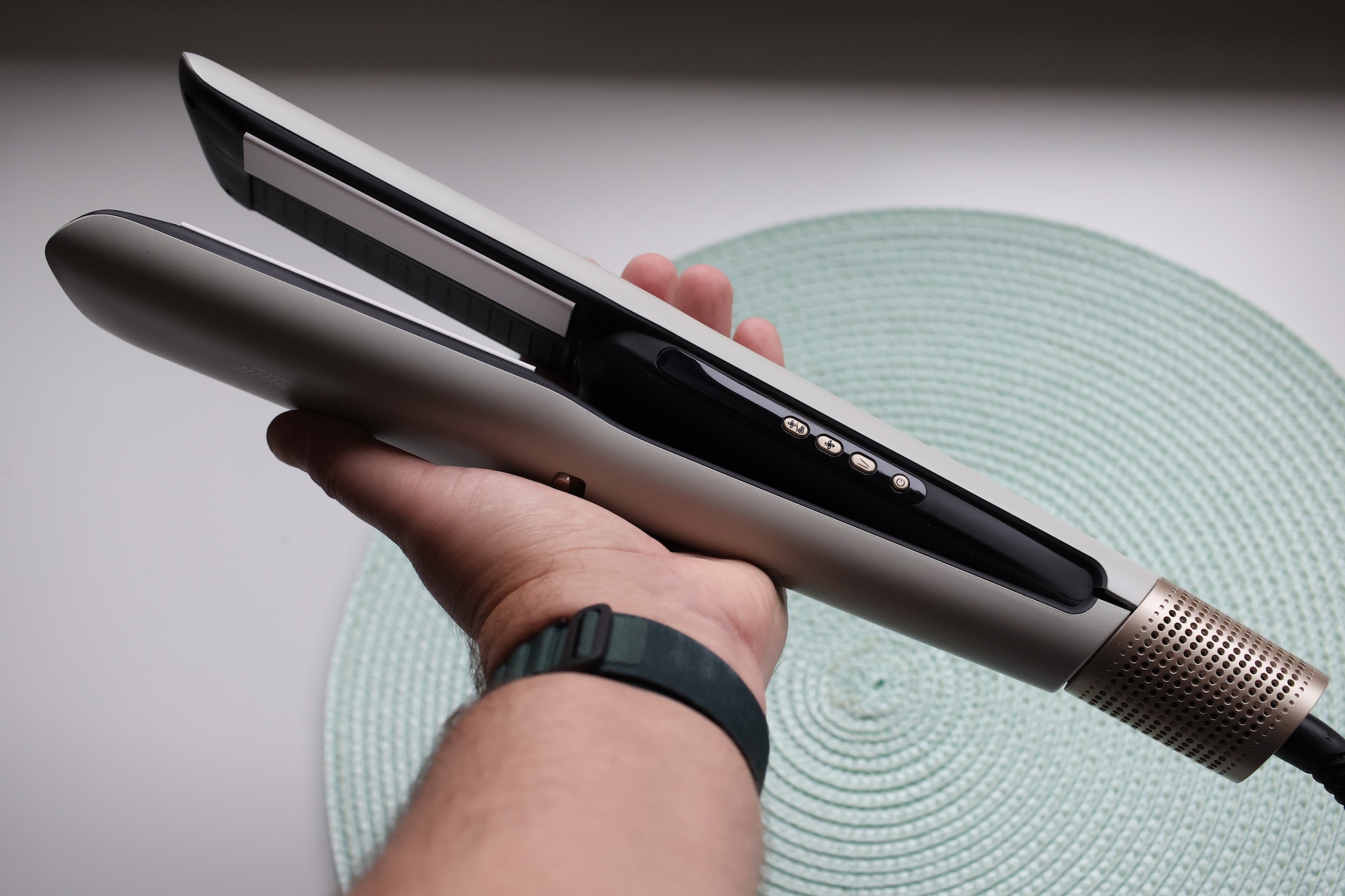 Prezentownik dla każdego i w świetnych cenach z wideorejestratorami Prido, Air Fryerem i lokówką Cecotec oraz drogowym hitem od TomTom 30 Cecotec Air Lisse Champagne