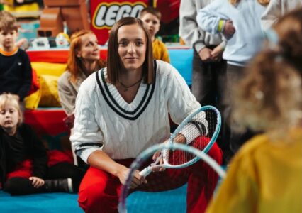 Iga Świątek też lubi LEGO. Razem z dzieciakami zbudowała „Świąteczny Secik”
