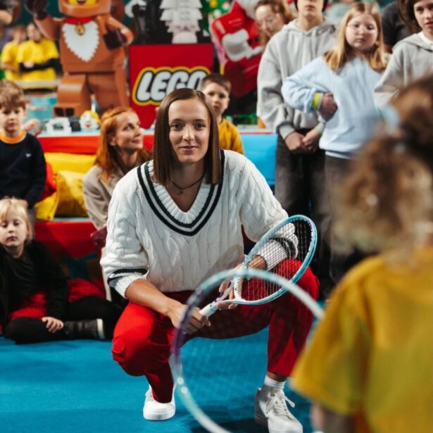 Iga Świątek też lubi LEGO. Razem z dzieciakami zbudowała „Świąteczny Secik”
