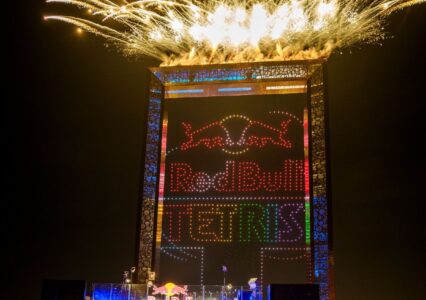 Red Bull Tetris to wydarzenie, jakiego świat nie widział. Gracze zagrali w Tetrisa na niebie