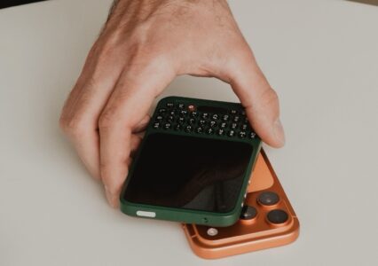 Clicks Communicator – smartfon z klawiaturą QWERTY od znanego youtubera, który naprawdę zaskakuje!