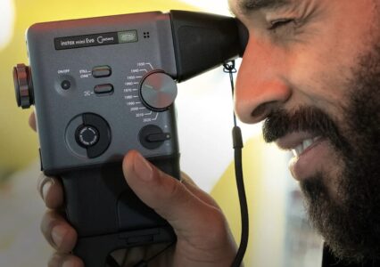 Instax Mini Evo Cinema zadebiutował. To zjawiskowe połączenie cyfrowej kamery retro i natychmiastowych zdjęć