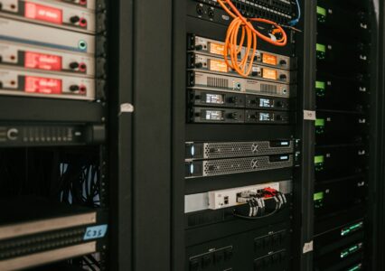 Centra danych drenują środowisko i portfele okolicznych mieszkańców, a Meta wydaje miliony dolarów na kampanie ocieplające ich wizerunek