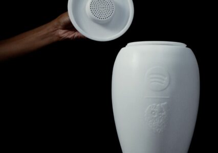 LIQUID DEATH i Spotify stworzyli urnę na prochy z głośnikiem Bluetooth, która odtworzy ulubione kawałki zmarłych