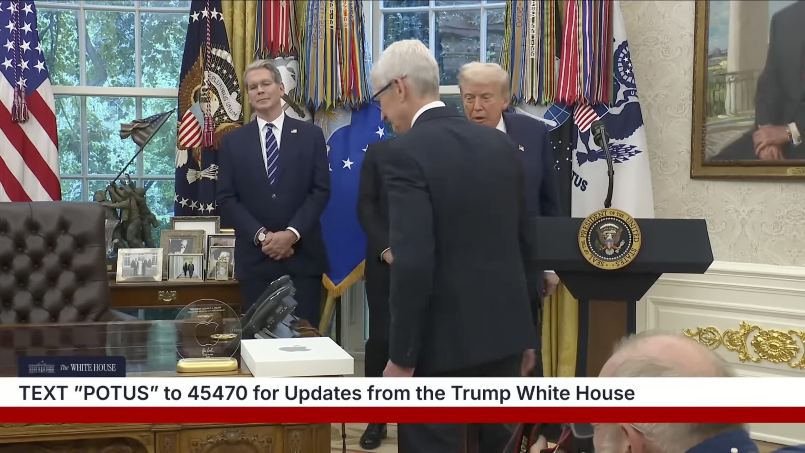 FTC zarzuca Apple dyskryminowanie prawicowych mediów 5 Statuetka dla Donalda Trumpa z podstawką z 24 karatowego złota od Apple