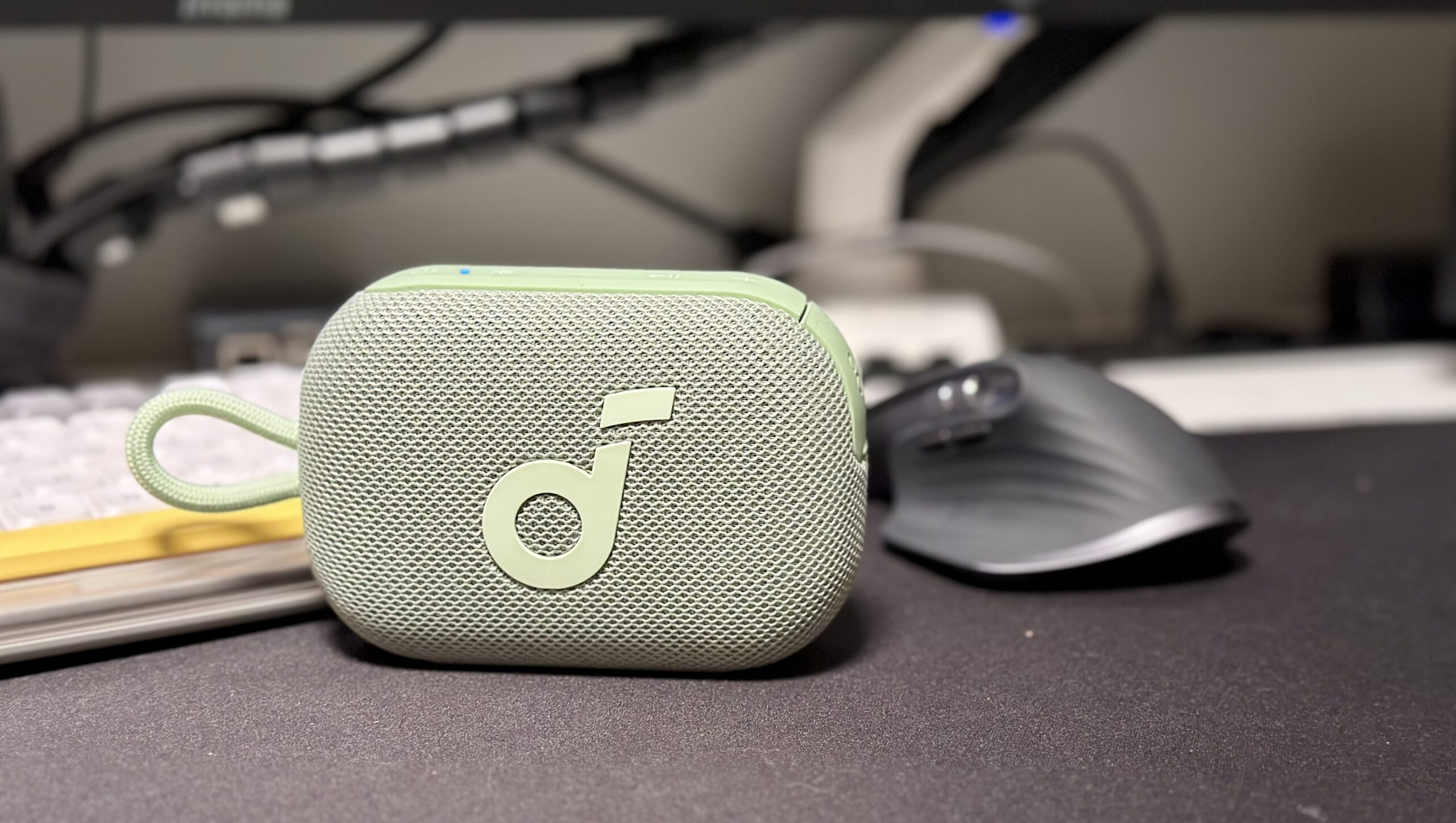Test Soundcore Select 4 Go. Niewielki głośnik, który dobrze zna swoje miejsce 17 Soundcore Select 4 Go - na biurku przy pracy
