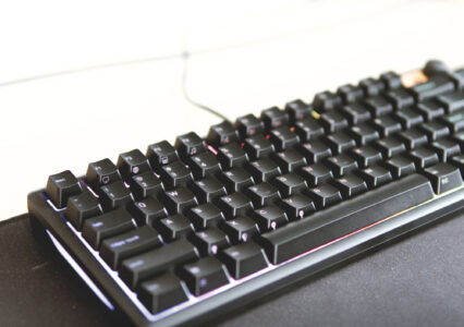 Glorious GMBK 75%, czyli kilka słów o klawiaturze i świetnych możliwościach na każdą kieszeń