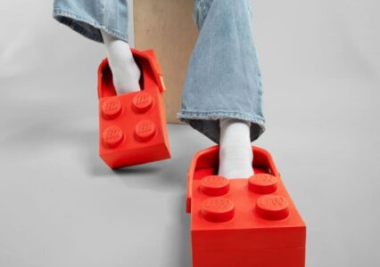 Lego to nie tylko klocki. Do sprzedaży trafiły ogromne, czerwone Crocsy