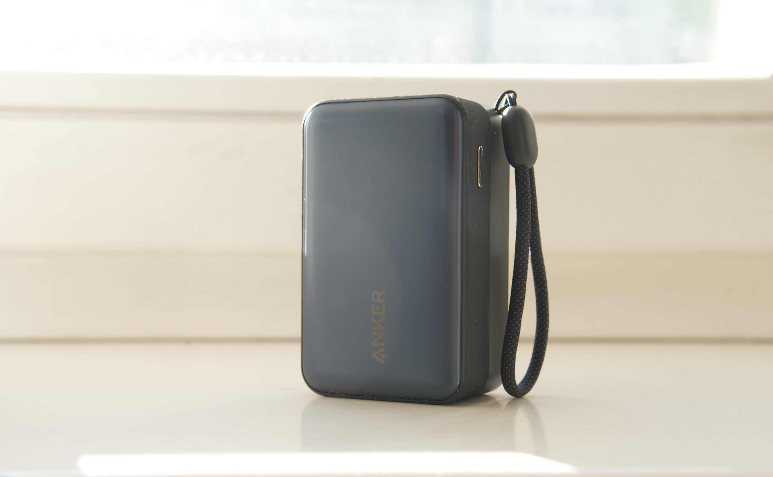 Wielka moc w twojej kieszeni, czyli parę słów o powerbanku Anker Nano 45W 10K 15 parapet scaled