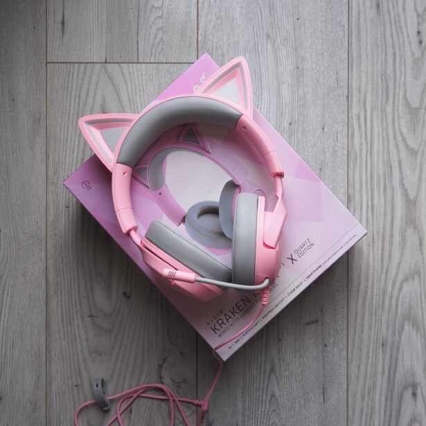 Razer Kraken Kitty V3 X Quartz – słuchawki gamingowe, które nie mają nic za uszami