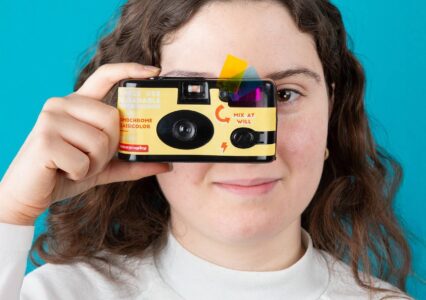 Niby jednorazowy, ale jednak nie. Poznajcie Simple Use Reloadable Film Camera od Lomography