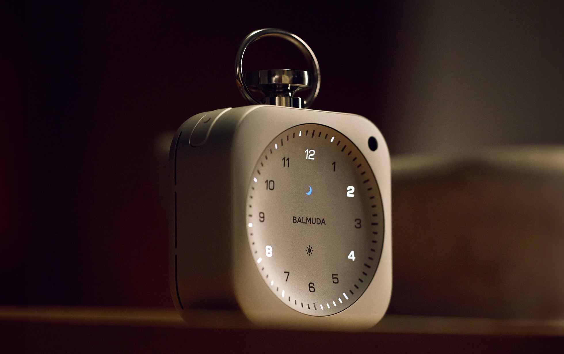 Balmuda The Clock. Producent wiralowego smartfona powraca ze smart budzikiem stworzonym przez Jony’ego Ive’a