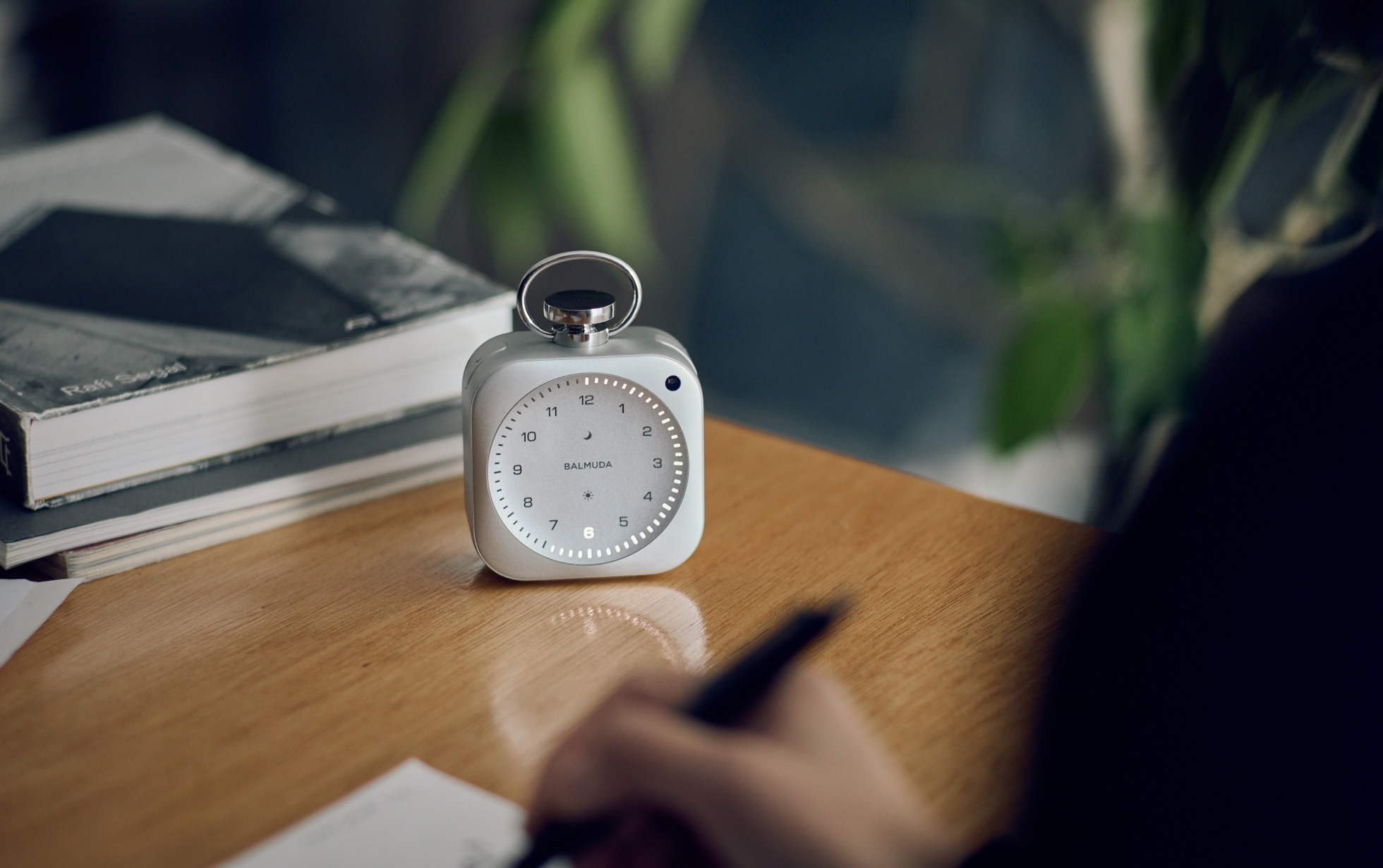 Balmuda The Clock. Producent wiralowego smartfona powraca ze smart budzikiem stworzonym przez Jony’ego Ive’a