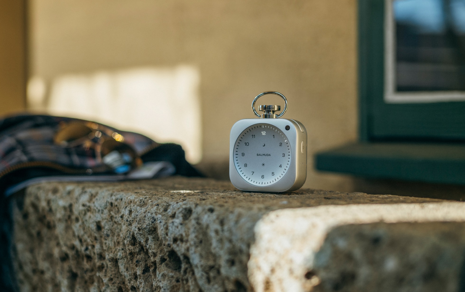 Balmuda The Clock. Producent wiralowego smartfona powraca ze smart budzikiem stworzonym przez Jony’ego Ive’a